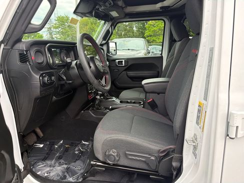 Used 2024 Jeep Gladiator Rubicon w/ Convenience Group AWD/4WD image 11