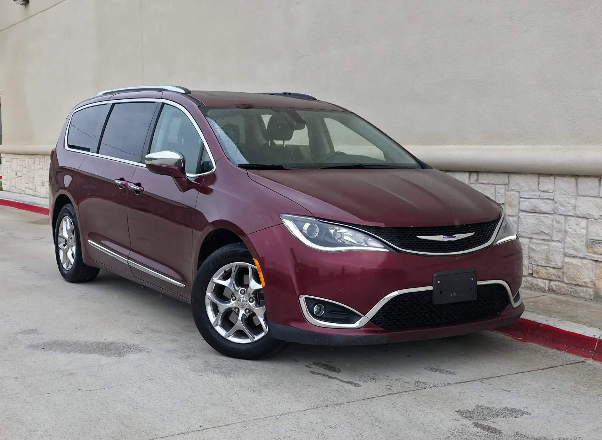 Used 2018 Chrysler Pacifica Limited FWD image 1