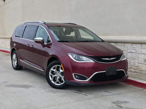 Used 2018 Chrysler Pacifica Limited FWD image 1