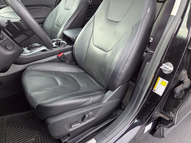 Used 2018 Ford Edge Titanium w/ Equipment Group 301A AWD/4WD image 21