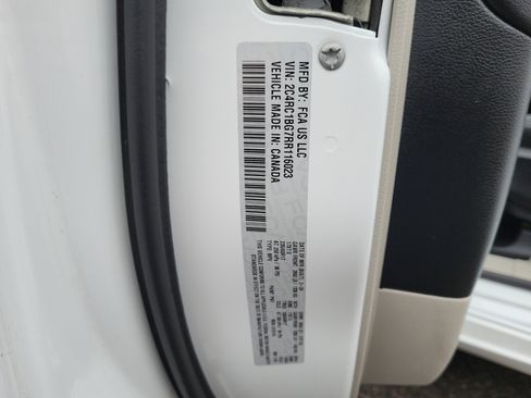 Used 2024 Chrysler Pacifica Touring-L image 32