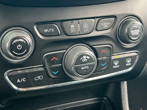 Used 2019 Jeep Cherokee Latitude Plus image 22