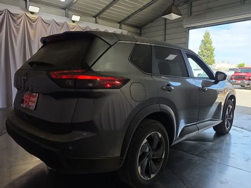 Used 2025 Nissan Rogue SV FWD image 3