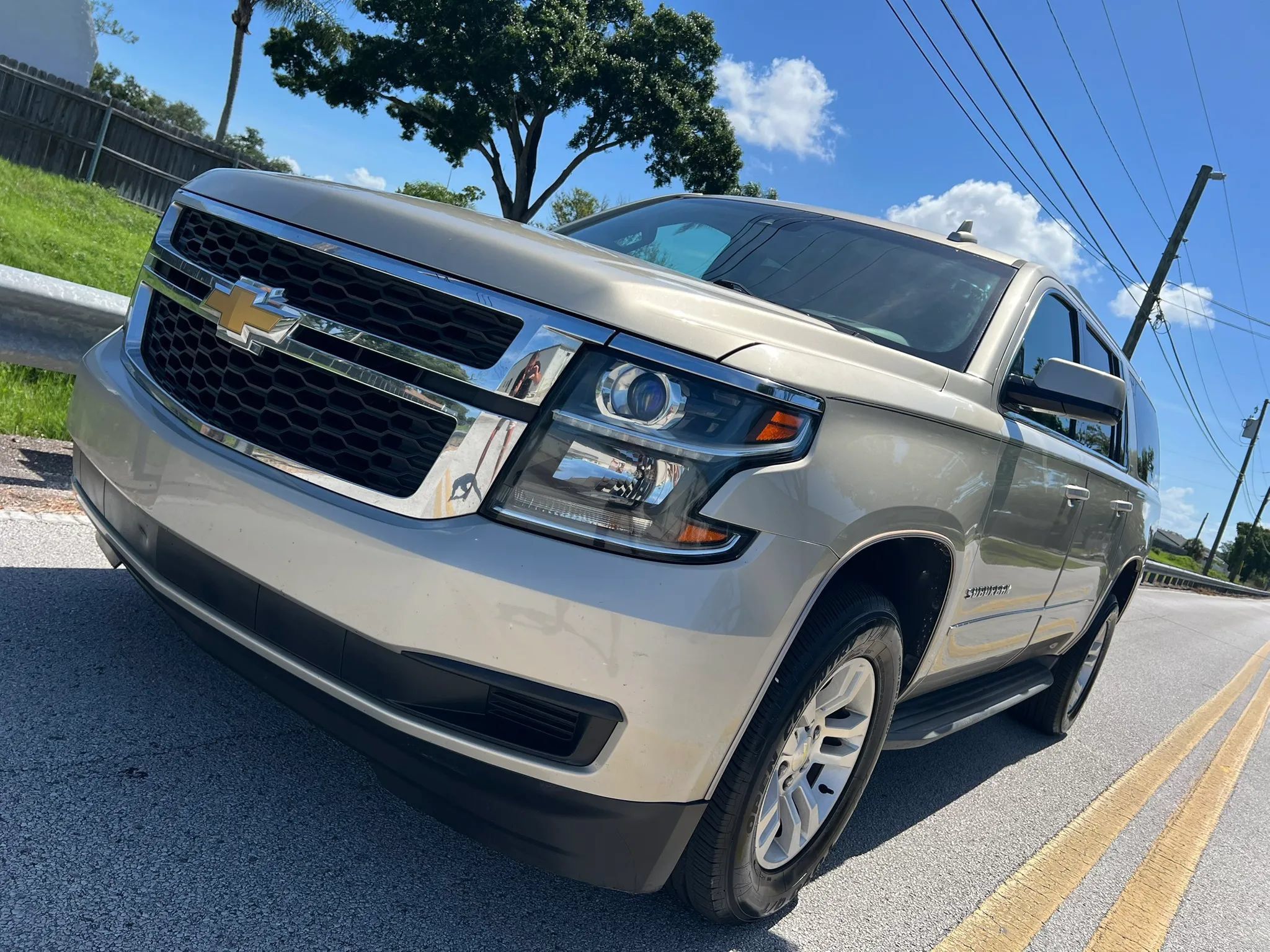 Used 2016 Chevrolet Suburban LT RWD image 3