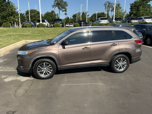 Used 2019 Toyota Highlander XLE FWD image 5