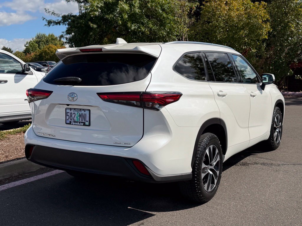 Used 2021 Toyota Highlander XLE AWD/4WD image 7
