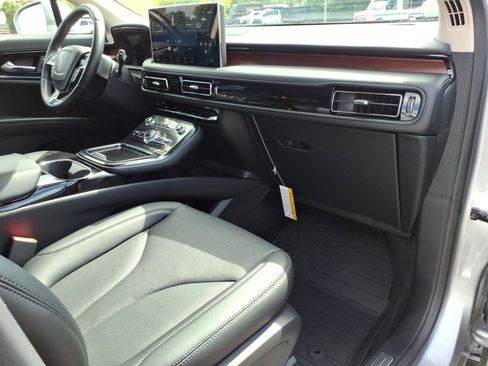 Used 2023 Lincoln Nautilus Reserve w/ Luxury Package AWD/4WD image 10