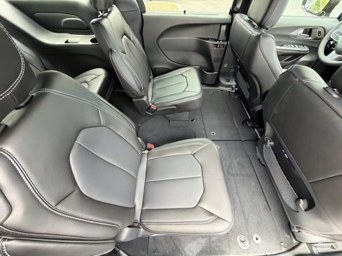 New 2027 Chrysler Pacifica Select FWD image 12