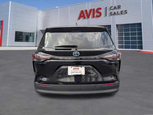 Used 2025 Toyota Sienna LE image 7
