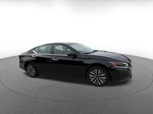 Used 2025 Nissan Altima 2.5 SV FWD image 2