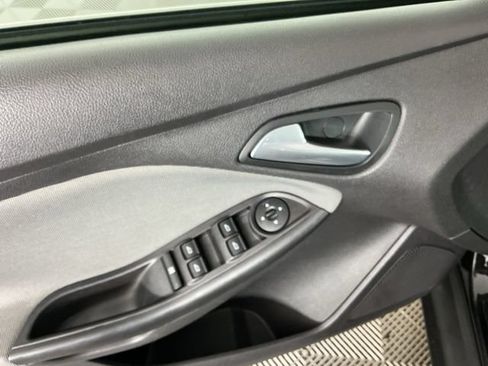 Used 2014 Ford Focus SE FWD image 12