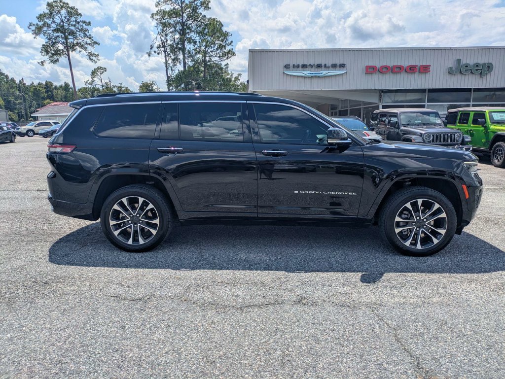 Used 2022 Jeep Grand Cherokee L Overland w/ Advanced Protech Group III AWD/4WD image 3