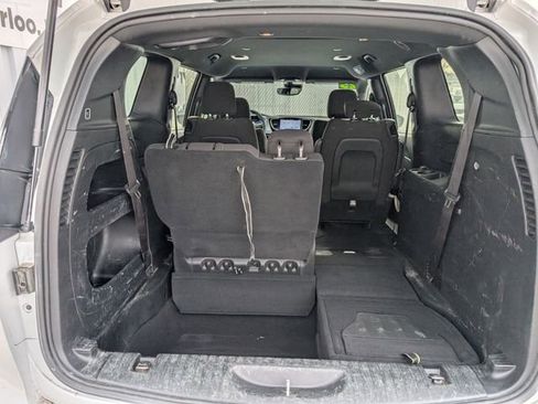 Used 2023 Chrysler Pacifica Touring image 22