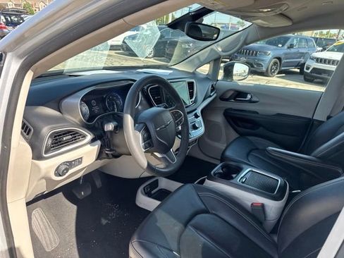 Used 2024 Chrysler Pacifica Touring-L FWD image 9