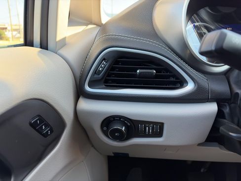 Used 2023 Chrysler Pacifica Touring-L image 17