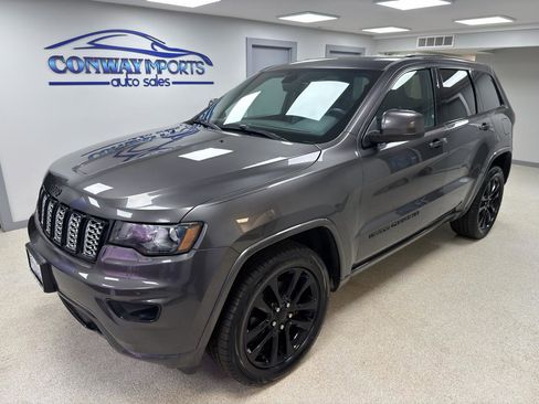 Used 2019 Jeep Grand Cherokee Altitude image 2