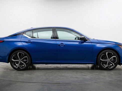 Used 2025 Nissan Altima 2.5 SR image 11