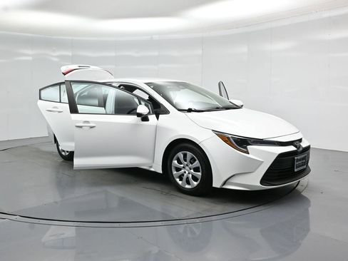 Used 2023 Toyota Corolla LE FWD image 31