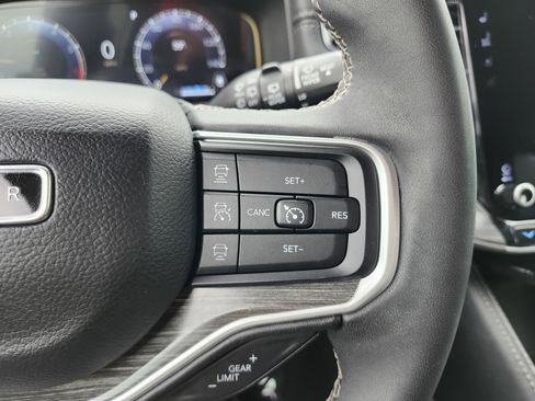 Used 2024 Jeep Wagoneer L Series II RWD image 36