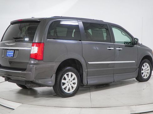 Used 2016 Chrysler Town & Country Touring w/ Driver Convenience Group FWD image 10