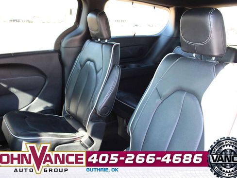 Used 2025 Chrysler Pacifica Limited image 26