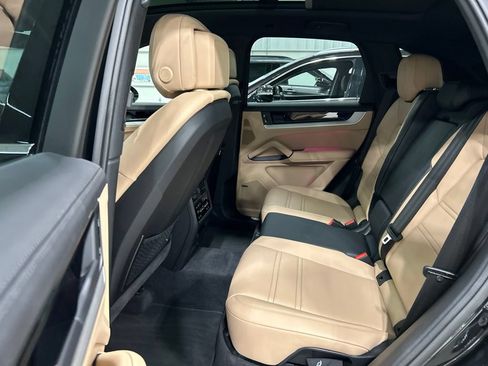 Used 2024 Porsche Cayenne AWD/4WD image 26