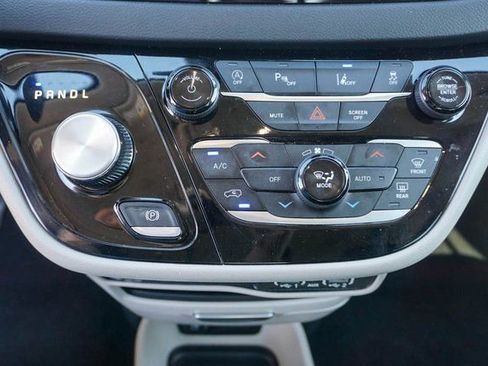 Used 2024 Chrysler Pacifica Touring-L image 18