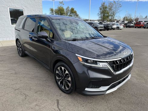 Used 2022 Kia Carnival EX image 11