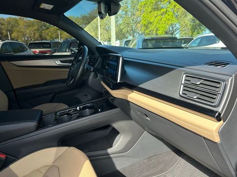 Used 2024 Volkswagen Atlas Cross Sport SE image 43