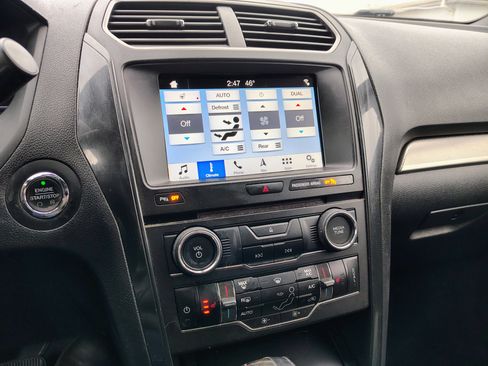 Used 2018 Ford Explorer XLT w/ Equipment Group 202A image 3