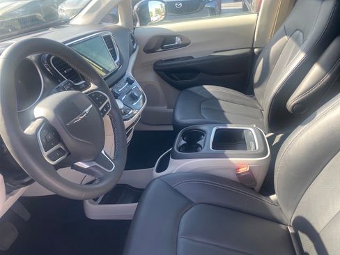 Used 2024 Chrysler Pacifica Touring-L FWD image 17