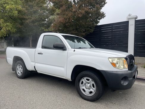 Used 2011 Toyota Tacoma 2WD Regular Cab image 3