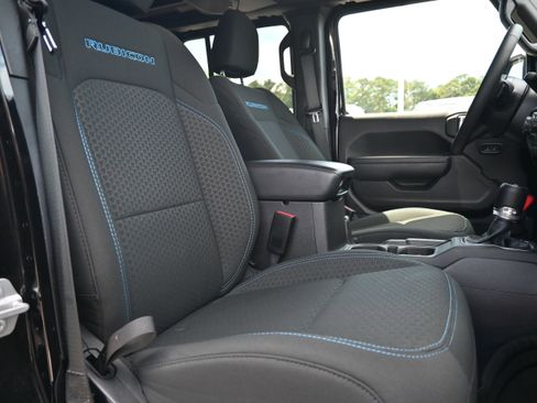Used 2025 Jeep Wrangler Unlimited Rubicon 4xe w/ Convenience Group AWD/4WD image 31