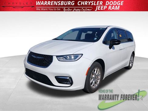 Used 2024 Chrysler Pacifica Touring-L FWD image 7