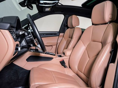 Certified 2021 Porsche Macan image 5