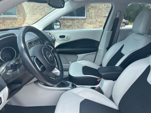 Used 2018 Jeep Compass Latitude FWD image 18