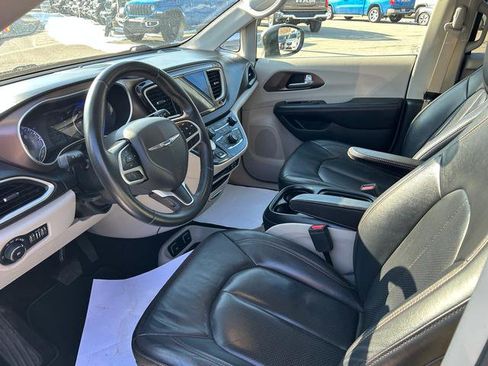 Certified 2018 Chrysler Pacifica Touring-L image 8