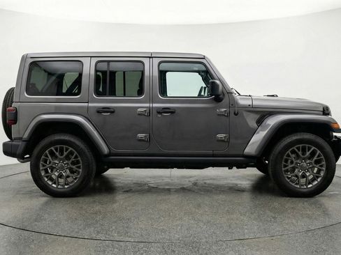 Used 2025 Jeep Wrangler Sahara image 11