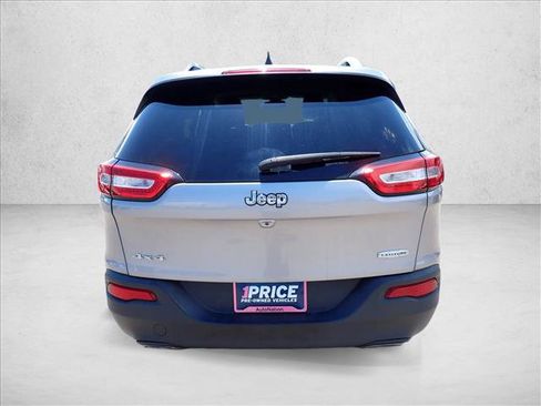 Used 2018 Jeep Cherokee Latitude Plus w/ Cold Weather Group AWD/4WD image 3
