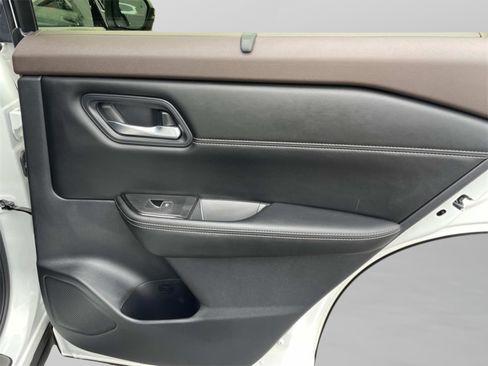 Used 2023 Nissan Rogue SL w/ SL Premium Package image 29