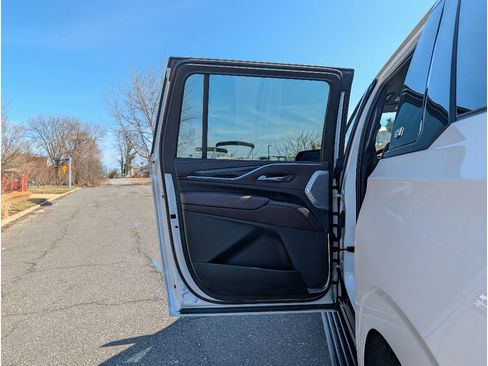 Used 2022 Cadillac Escalade ESV Sport Platinum w/ LPO, ONYX Package image 11