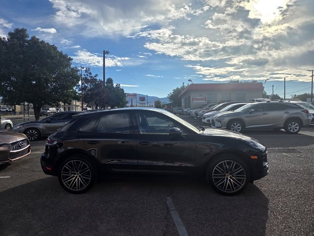 Used 2023 Porsche Macan AWD/4WD image 3