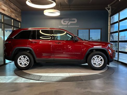 Used 2023 Jeep Grand Cherokee Laredo w/ Luxury Tech Group I AWD/4WD image 2