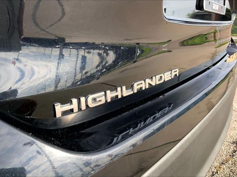 Used 2022 Toyota Highlander XLE AWD/4WD image 28