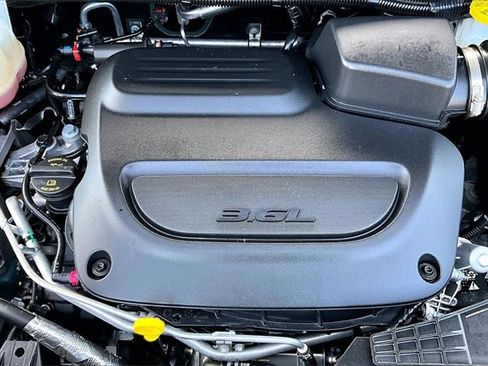 Used 2025 Chrysler Pacifica Select image 31