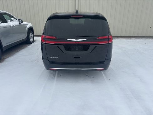 Used 2024 Chrysler Pacifica Touring-L image 4