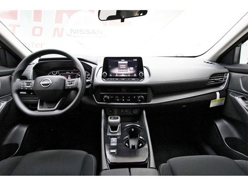 Used 2025 Nissan Rogue S image 7