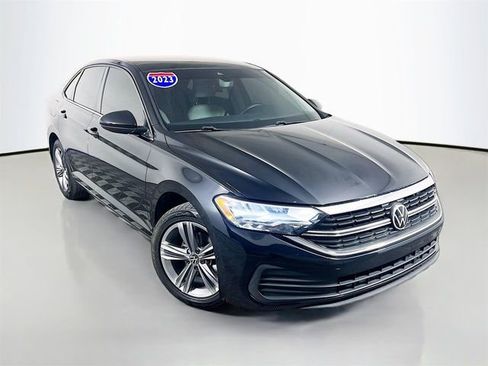 Used 2023 Volkswagen Jetta SE w/ Panoramic Sunroof Package image 2