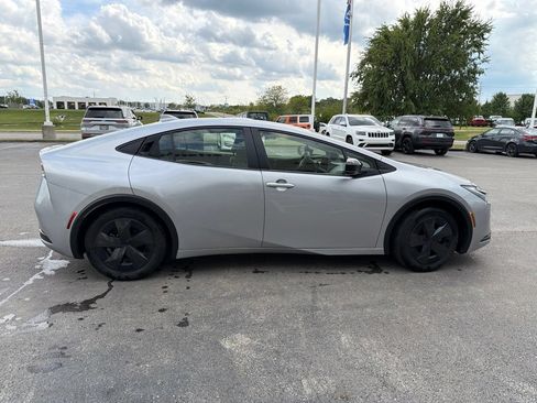 Used 2025 Toyota Prius LE FWD image 11