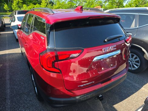 Used 2019 GMC Terrain SLE w/ Driver Convenience Package FWD image 4
